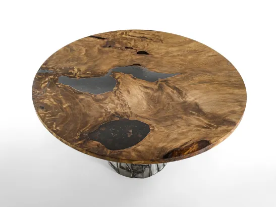Tavolo rotondo Kauri Art in legno massello con base scultorea in ferro di Riva1920
