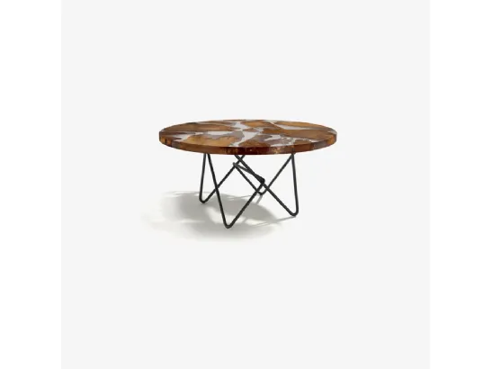 Tavolo rotondo Kauri Earth con top in legno di Kauri e resina e base in ferro tubolare di Riva1920