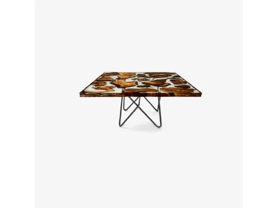 Tavolo quadrato Kauri Earth Square in legno di Kauri e resina con base in ferro tubolare di Riva1920
