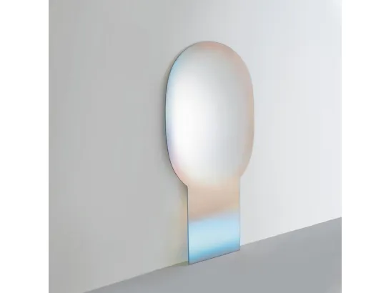 Specchio Shimmer con sfumatura digradante e finitura multicromatica cangiante di Glas Italia