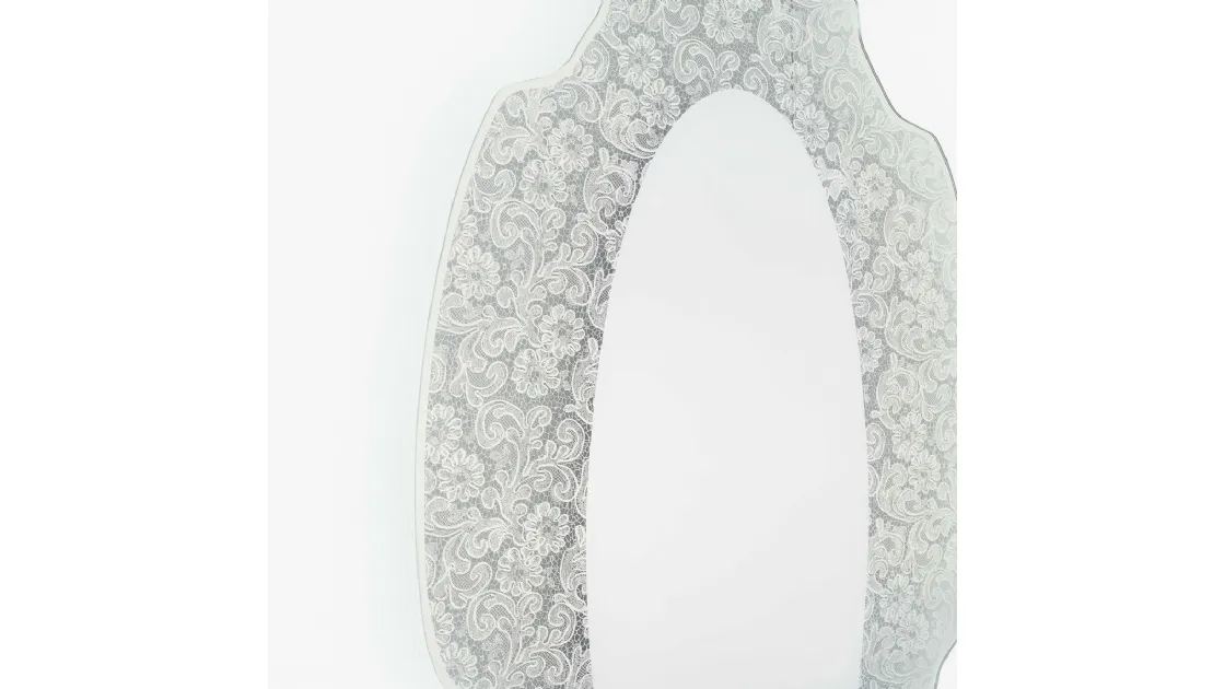 Specchio Spizzo con inserto in pizzo specchiante di Glas Italia