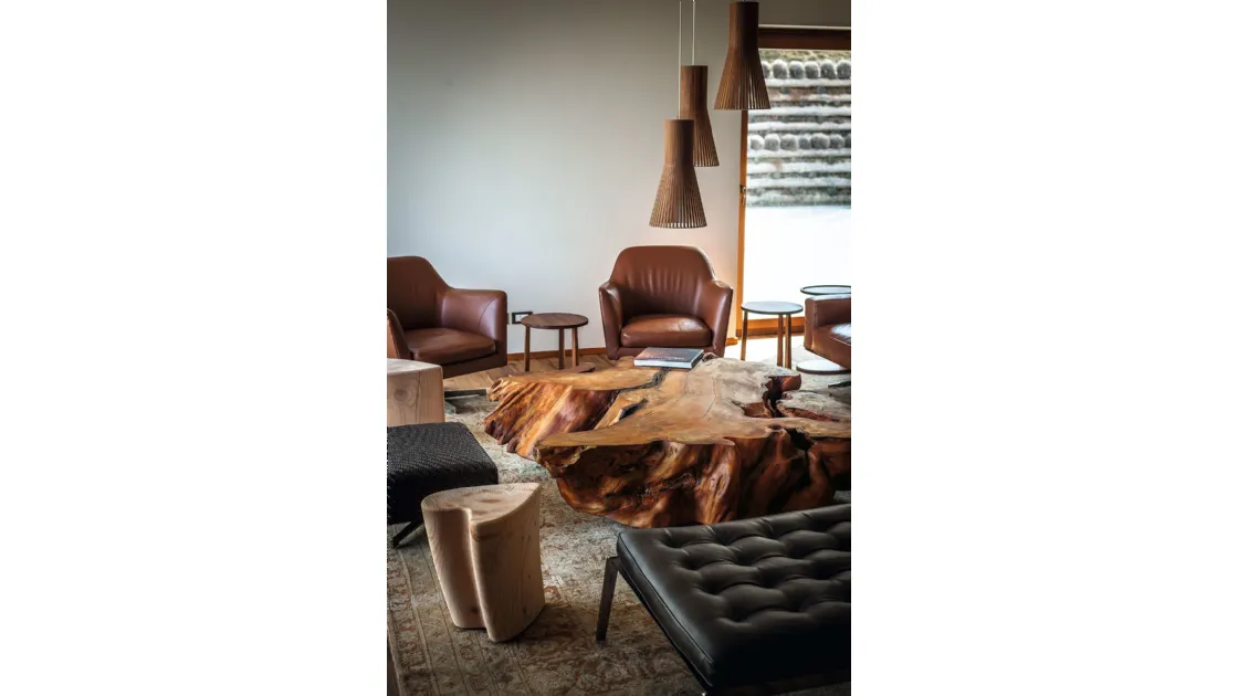 Tavolino di design Kauri Stump in massello di Kauri con piedini in ferro di Riva1920