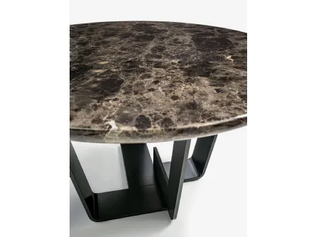 Tavolino rotondo Kohi Marble con top in marmo e base in ferro di Riva1920