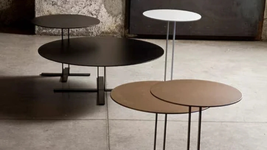 Tavolino in MDF laccato e base in metallo Più di Saba