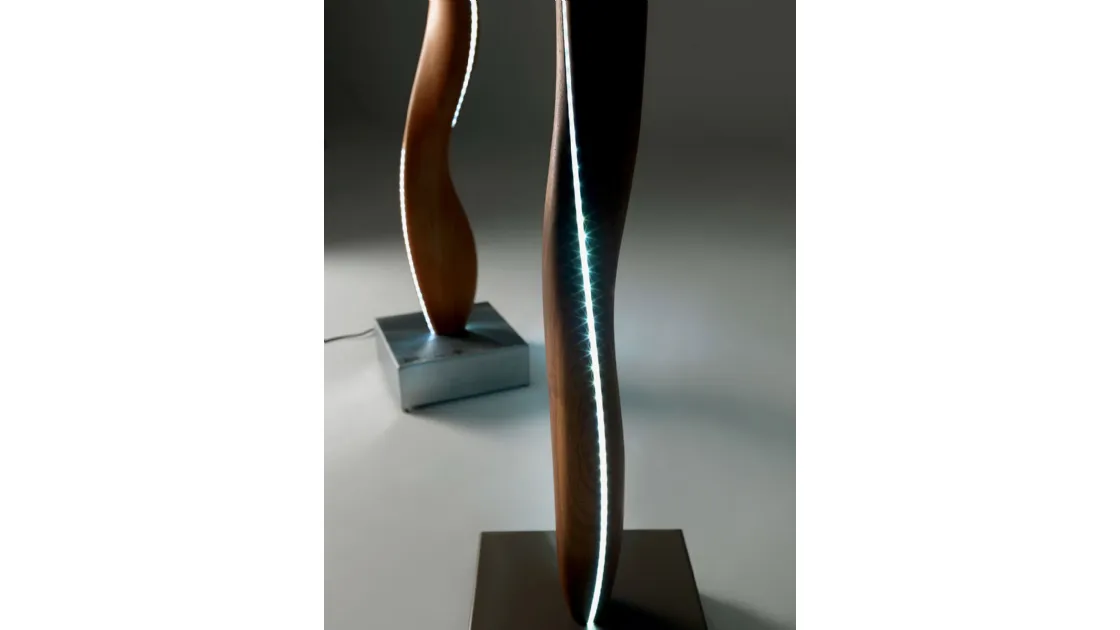 Lampada Fiamma Lamp dal design scultoreo interamente realizzata in legno massello con basamento in ferro di Riva1920