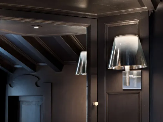 Lampada da parete in polimetilmetacrilato metallizzato grigio KTribe Wall di Flos