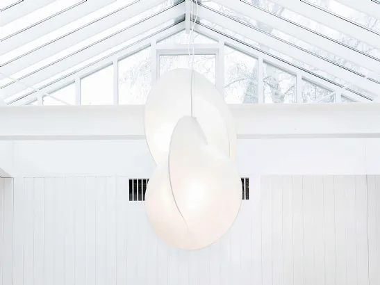Lampada a sospensione in resina a luce diffusa Overlap Suspension di Flos