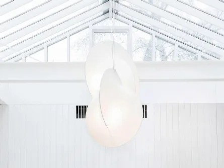 Lampada a sospensione in resina a luce diffusa Overlap Suspension di Flos