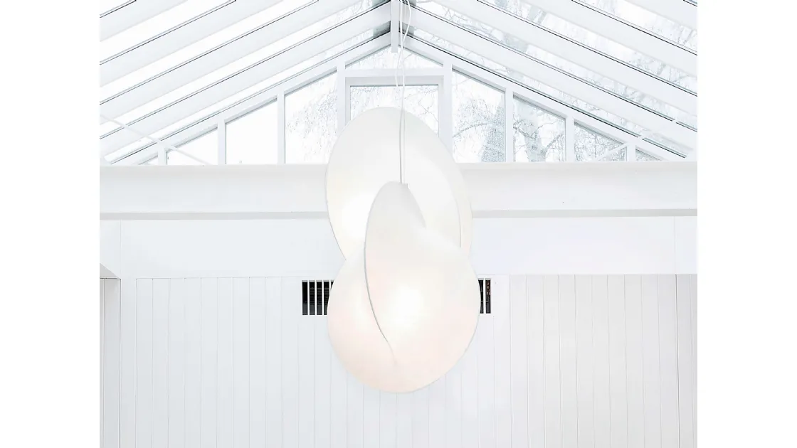 Lampada a sospensione in resina a luce diffusa Overlap Suspension di Flos
