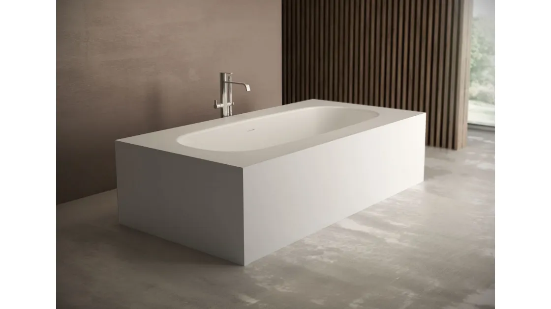 Vasca da bagno centro stanza ovale pannellata di colore bianco di Ideagroup