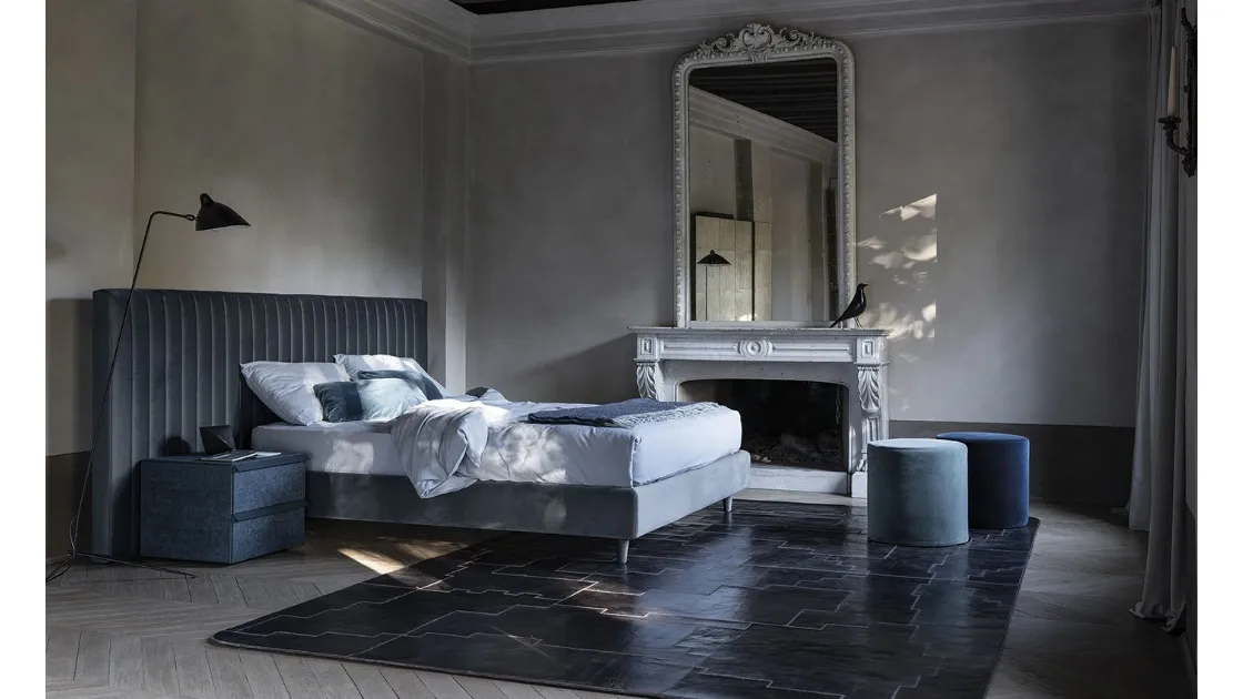 Letto con grande testiera in tessuto a cuciture verticali Clay di Bolzan Letti