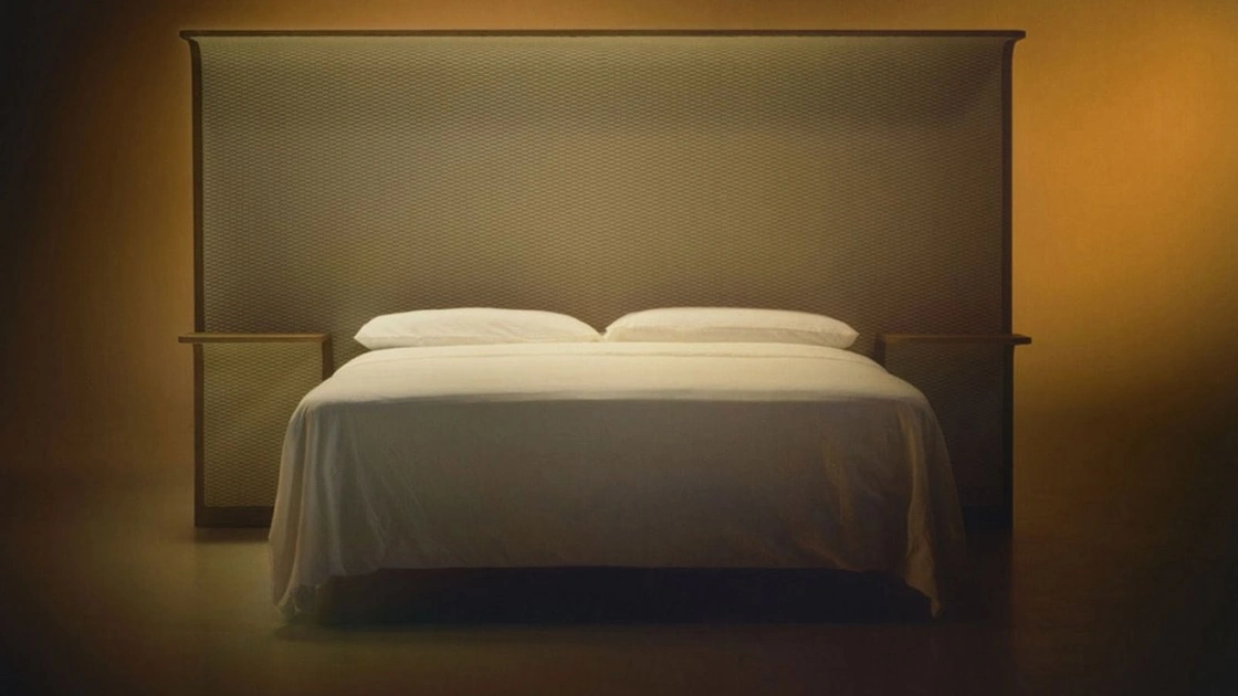 Letto Courtoisie con testiera in legno e tessuto di Bolzan Letti