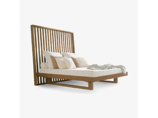 Letto interamente realizzato in legno massello con testiera indipendente a liste verticali Night Night di Riva1920