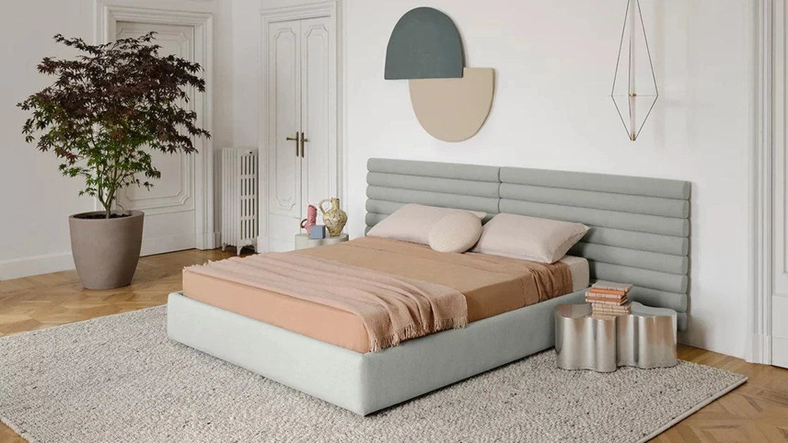Letto in tessuto Pan Flute con testiera importante di Saba