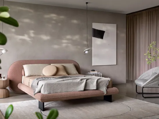 Letto con testiera imbottita Wabi di Saba