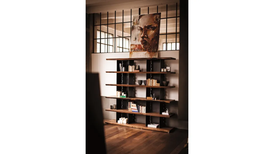 Libreria Brie in legno massello caratterizzata da due colonne costituite da carter in ferro intersecate da mensole con bordi anteriori naturali di Riva1920