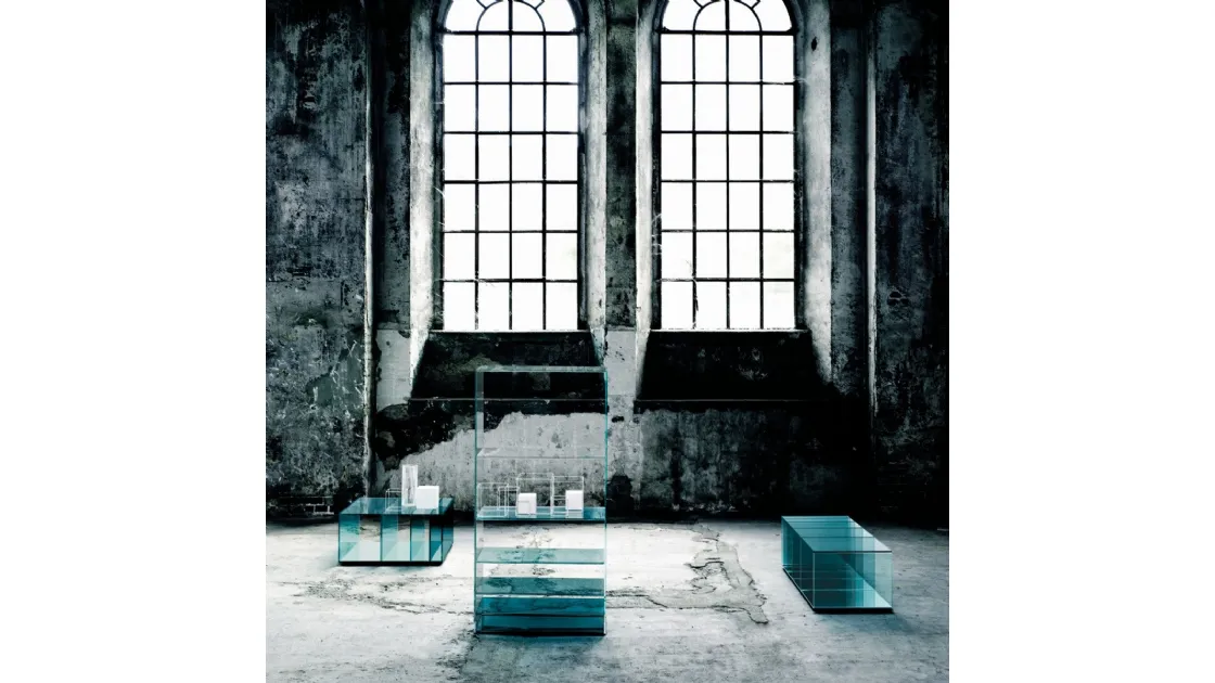 Libreria Deep Sea con tavolini in cristallo trasparente colorato nei toni dell'azzurro di Glas Italia