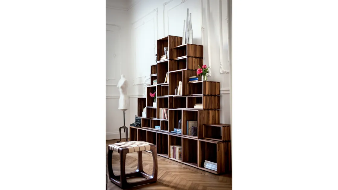 Libreria Freedom in legno massello costituita da moduli componibili impilabili ed accostabili tra loro di Riva1920