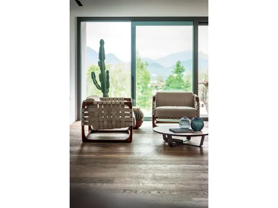 Poltrona Bungalow Armchair in pelle con struttura in legno massello rivestito da cinghie in pelle intrecciate di Riva1920