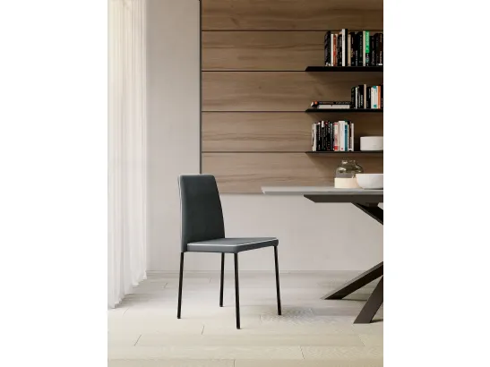 Sedia Aurora imbottita e rivestita in ecopelle con struttura in metallo di Arredo3