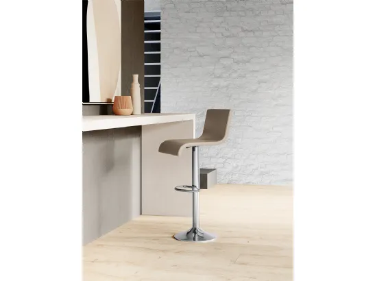 Sgabello regolabile Ermes con seduta rivestita in ecopelle di Arredo3