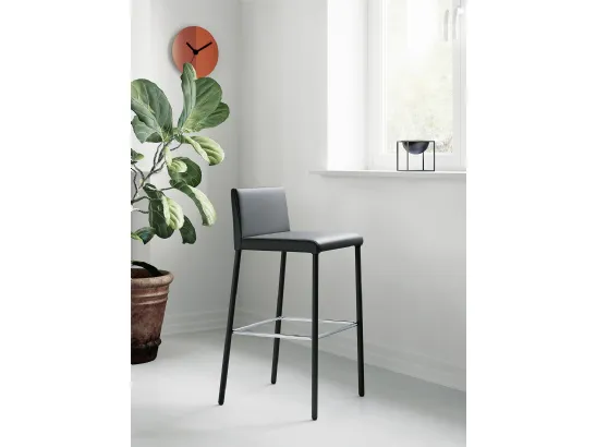 Sgabello Giulia con struttura in metallo completamente rivestita in ecopelle di Arredo3