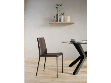Sedia Giulia con struttura in metallo completamente rivestita in ecopelle di Arredo3