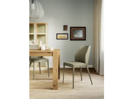 Sedia Sally con struttura in metallo, imbottita e completamente rivestita in ecopelle di Arredo3