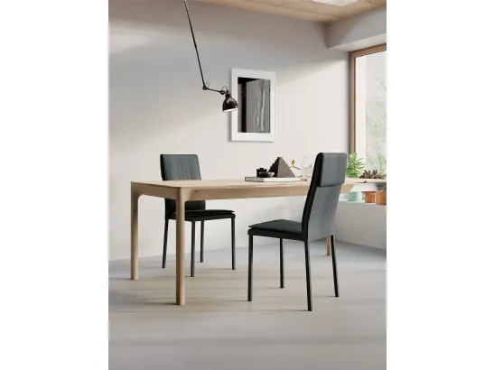 Sedia Sandy con struttura in metallo, imbottita e completamente rivestita in ecopelledi Arredo3