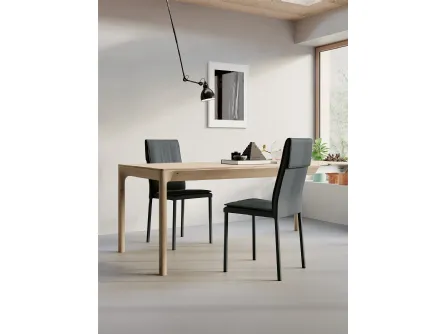 Sedia Sandy con struttura in metallo, imbottita e completamente rivestita in ecopelledi Arredo3