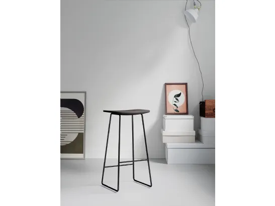 Sgabello Sigma L con struttura in acciaio verniciato e seduta in Frassino di Arredo3