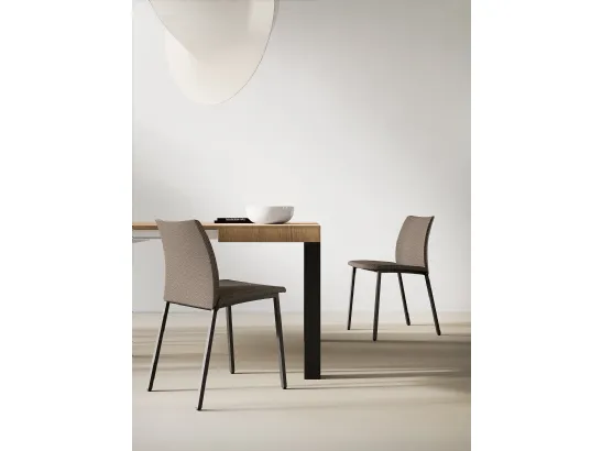 Sedia Zara Up on struttura in metallo verniciato e seduta imbottita rivestita in ecopelle di Arredo3