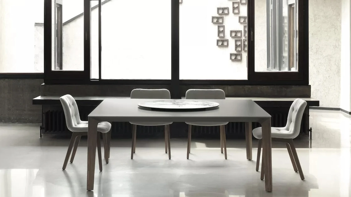 Sedia Kuga in tessuto imbottito e trapuntato con base in legno di Bontempi