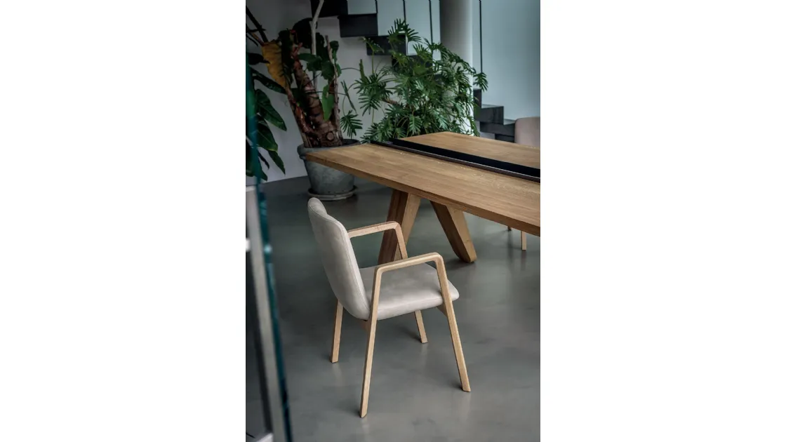 Sedia Noblé Chair in pelle con braccioli e gambe in legno massello di Riva1920