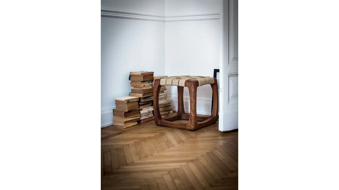 Sgabello Bungalow Stool con seduta formata da un intreccio di stringhe in pelle e struttura in legno massello di Riva1920