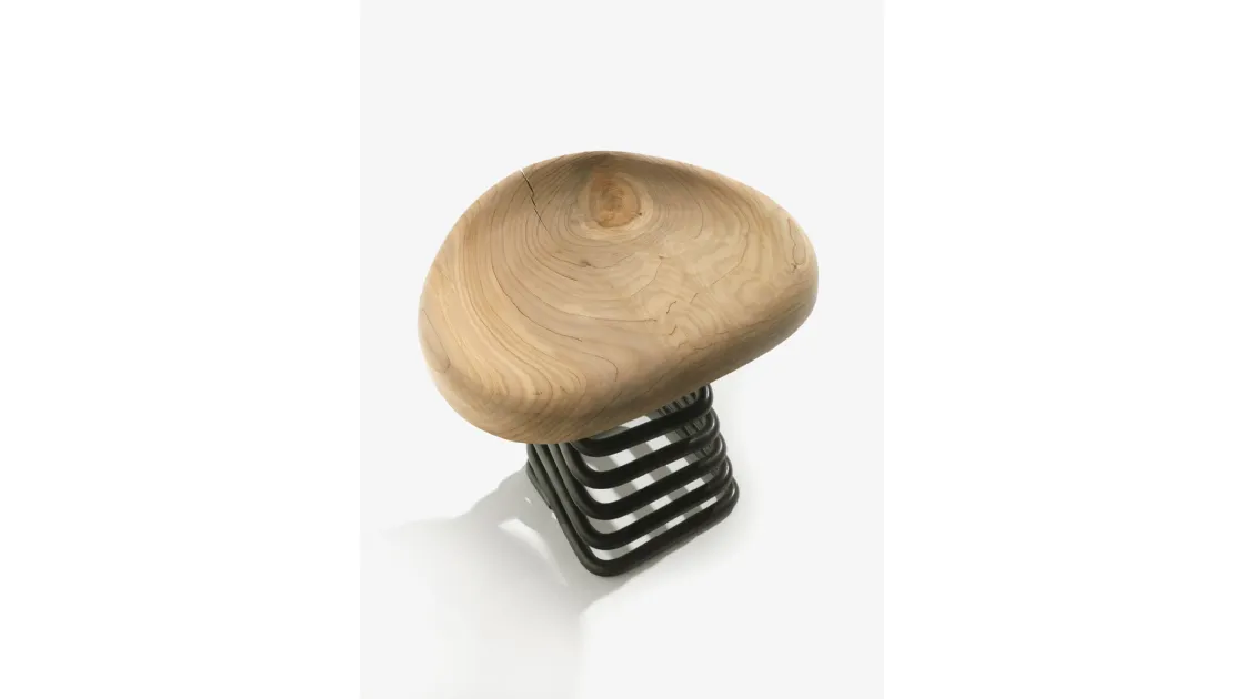 Sgabello Molla composto da un sedile sagomato in legno massello sorretto da una molla quadrata di Riva1920