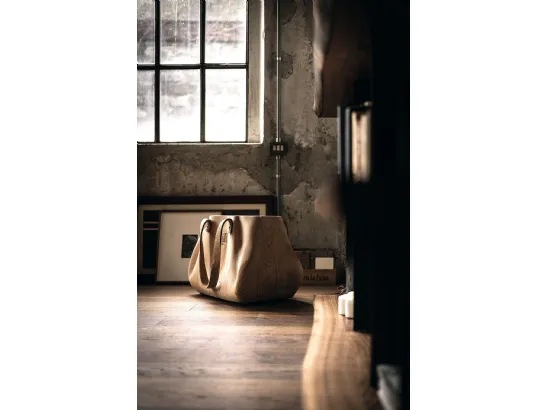 Sgabello Mondana in legno massello di cedro profumato a forma di borsa di Riva1920