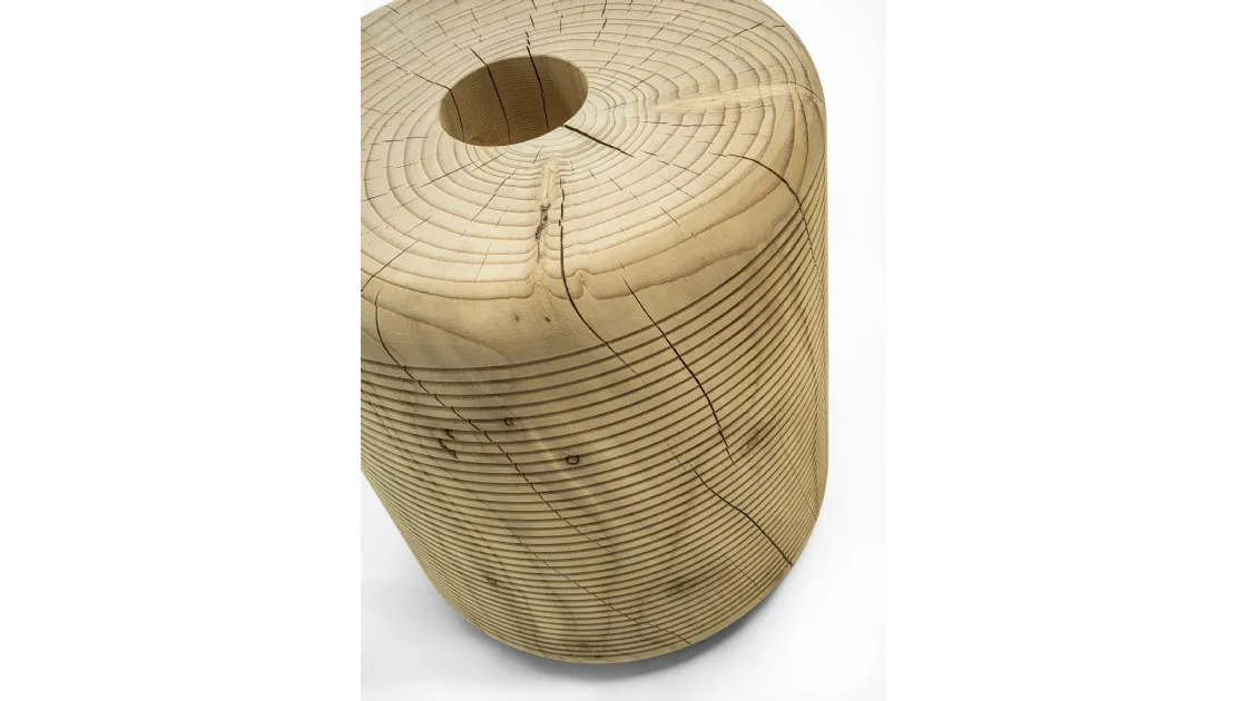 Sgabello Rock etto in legno massello di cedro profumato che riproduce un rocchetto con il filo avvolto su di esso di Riva1920