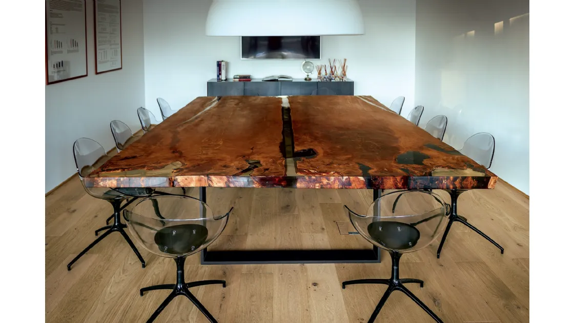 Tavolo di grandi dimensioni Kauri Newton in massello di Kauri e resina con base in ferro di Riva1920