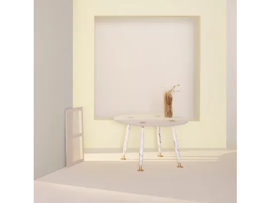 Tavolo Lady Hio con top in cristallo e gambe in marmo arabescato bianco venato grigio con dettagli in alluminio spazzolato anodizzato oro di Glas Italia