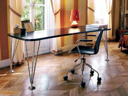 Tavolo Max con top in laminato e base in acciaio di Kartell