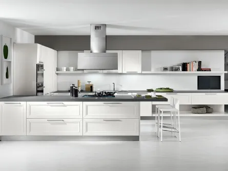 Cucina Classica Itaca angolare a ferro di cavallo in legno massello di Frassino laccato Bianco a poro aperto di Arredo3