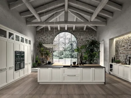 Cucina Classica angolare in legno di Frassino finitura decapè Carrara e top in Dekton e Rovere Opera di Arredo3