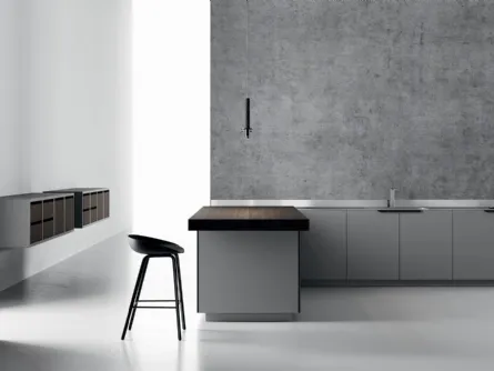 Cucina Design con penisola in rovere moro e laccato satinato con top in acciaio con vasca integrata Sistemi 4|1|2 di Copat Life