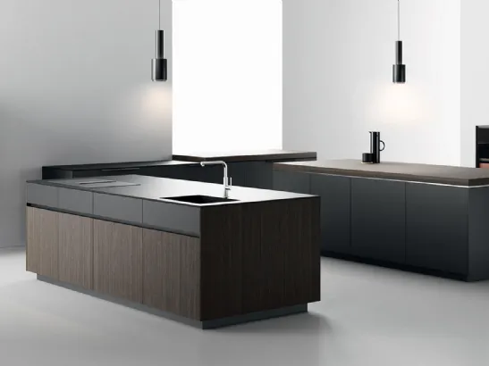 Cucina Design lineare in rovere moro e laccato satinato, con top e vasca integrata in Dekton Domoos Sistemi 4|1|3 di Copat Life