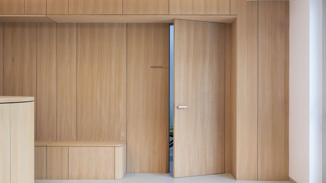 Porta battente filomuro per interni Syntesis Line in Legno di Eclisse