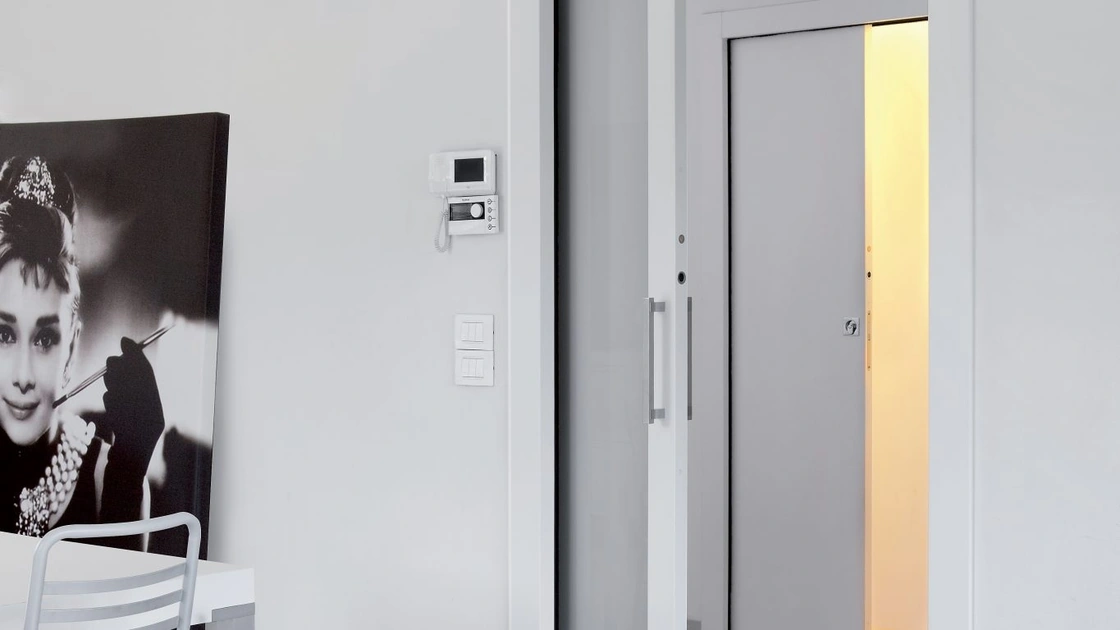 Porta scorrevole per interni Unico di Eclisse