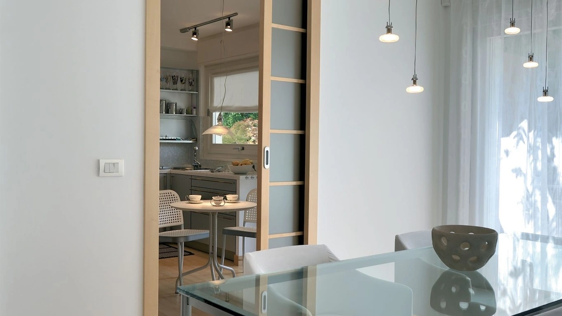 Porta per interni scorrevole Unico in legno di Eclisse